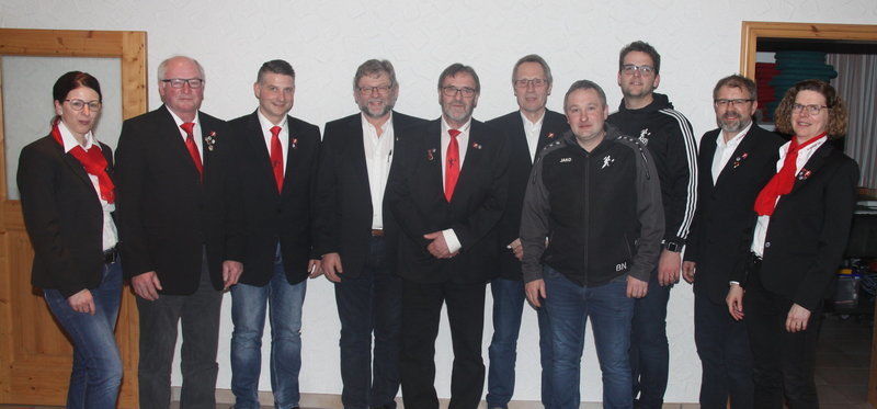 Die neu gewählte Vorstandschaft des SV Neudorf mit 1. Vorsitzenden Siegfried Stögbauer (5. v. l.), 2. Vorsitzenden Richard Lentner (6. v. l.) und 3. Vorsitzenden Josef Haydn (4. v. l.)